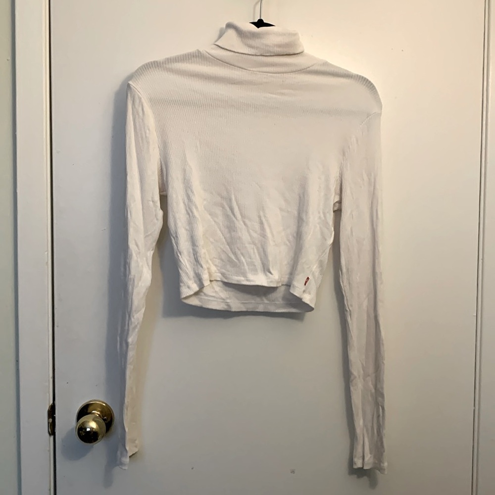LEVI’S CROP TURTLENECK 🐢